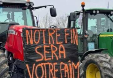 Agricultores Franceses protestam contra Mercosul com Tratores em Paris