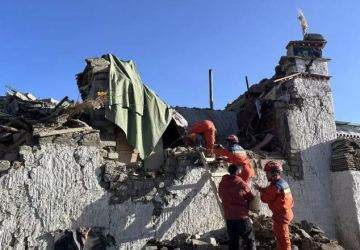 Forte Terremoto Mata Ao Menos 95 Pessoas E Fere Mais De 100 Entre O Tibete E O Nepal