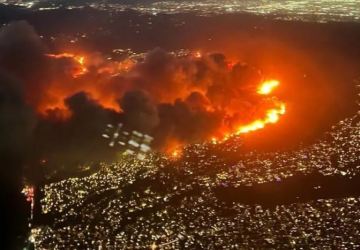 EUA: Incêndio Florestal Em Los Angeles Força A Evacuação De 30 Mil Pessoas E Cidade Declara Estado De Emergência; Assista