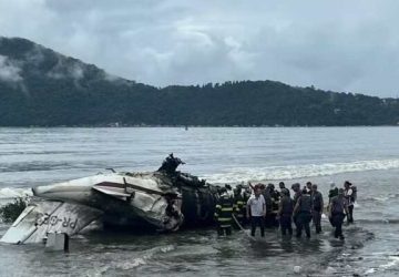 Avião vara a pista em aeroporto de Ubatuba, vai parar na praia e explode