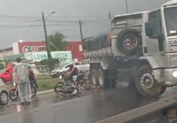 Mulher morre e pelo menos três ficam feridos em acidente entre motos e caminhão na BR-101, em Bayeux