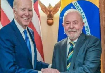 Governo Lula recebeu 32 Voos com deportados de Biden e nunca criticou uso de algemas