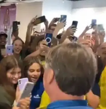 Bolsonaro é ovacionado por grande público ao chegar em Sinop-MT