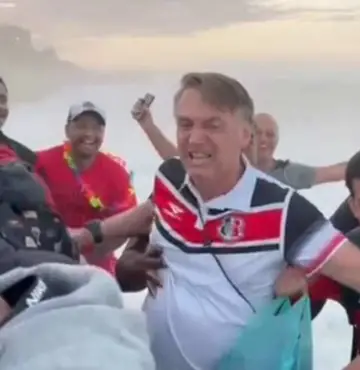 Bolsonaro quase é derrubado por onda ao lado de apoiadores: Assista