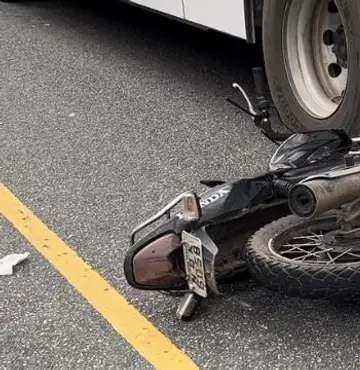 Motociclista colide com ônibus em via de acesso ao Geisel