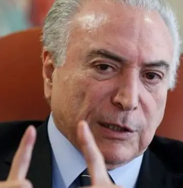 Temer é consultado sobre estratégia para proteger Bolsonaro de uma eventual prisão