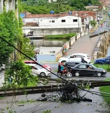 Dois postes e fiações caem no meio de rua no Centro de João Pessoa
