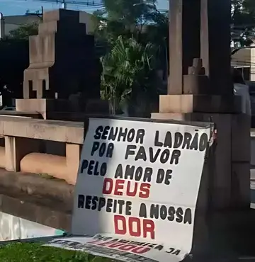 Em meio à tragédia no RS, faixa faz pedido em Porto Alegre: Senhor ladrão, por favor, pelo amor de Deus, respeite nossa dor