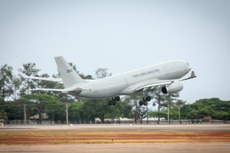 Voo de repatriação deixa Israel com 209 passageiros e 9 pets rumo ao Brasil