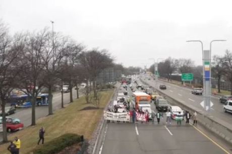 EUA: Manifestantes pró-Palestina bloqueiam entradas de aeroportos de Nova York e Los Angeles; assista