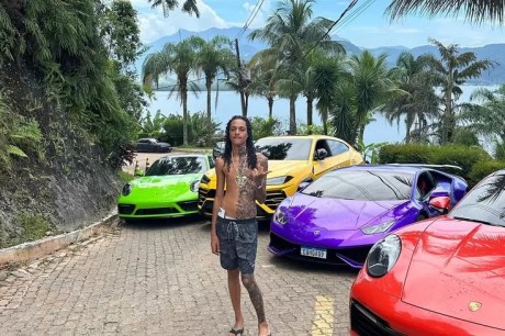 Filho de chefão do crime, o cantor de Rap Oruam compra Porsche de R$ 1 milhão