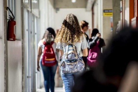 Programa Pé-de-Meia começa a pagar hoje auxílio de R$ 200 a estudantes do Ensino Médio