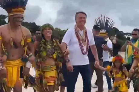 Bolsonaro visita aldeia, dança e joga bola com indígenas