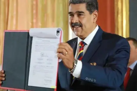 Maduro derruba opositores e aparece 13 vezes em cédula de votação na Venezuela