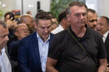 Bolsonaro diz que estudou medidas dentro das 4 linhas e nega golpe