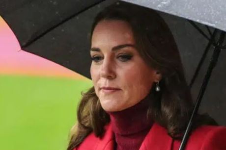 Acompanhada do esposo e dos filhos, Princesa Kate Middleton faz triste declaração sobre câncer