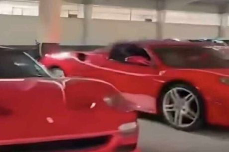 Vídeo: Sírios descobrem coleção de carros de luxo de ditador após tomada dos Palácios