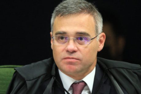 Mendonça vota para tirar Moraes de investigação contra Bolsonaro