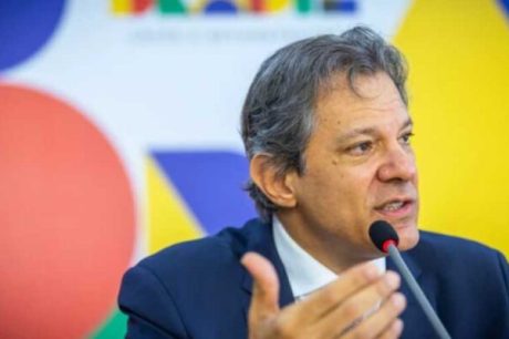 Haddad culpa comunicação do governo Lula por alta do dólar