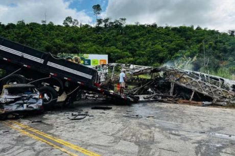 Grave Acidente na BR-116 em Minas Gerais Deixa Pelo Menos 29 Mortos