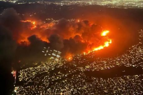 EUA: Incêndio Florestal Em Los Angeles Força A Evacuação De 30 Mil Pessoas E Cidade Declara Estado De Emergência; Assista