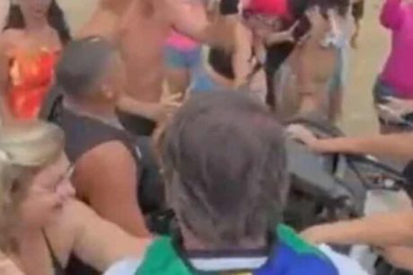 Bolsonaro Surpreende na Praia e é recebido com Ovação pela Multidão