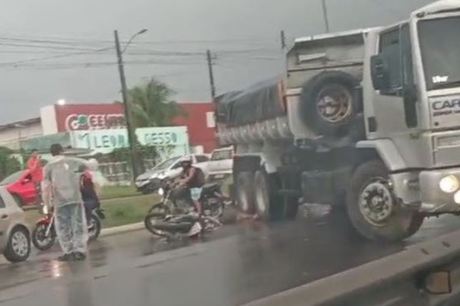 Mulher morre e pelo menos três ficam feridos em acidente entre motos e caminhão na BR-101, em Bayeux