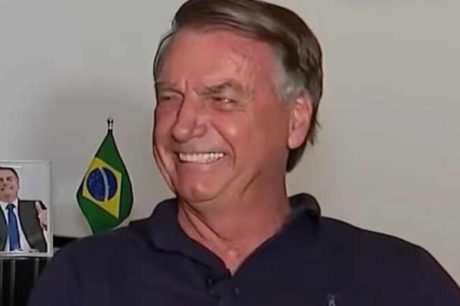 Bolsonaro sorri após repórter dizer que o povo escolheu o Lula