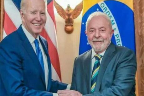 Governo Lula recebeu 32 Voos com deportados de Biden e nunca criticou uso de algemas