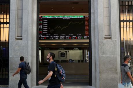 Bolsa sobe quase 2% e atinge maior nível em um mês e meio