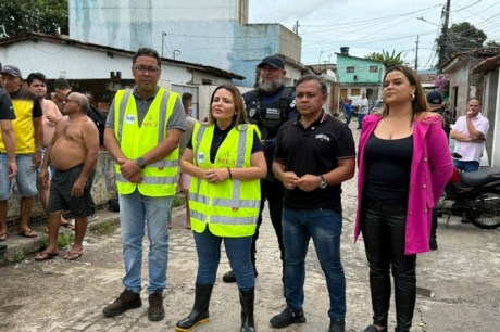 Prefeita e vice de Bayeux visitam áreas alagadas e anunciam ações emergenciais para o município